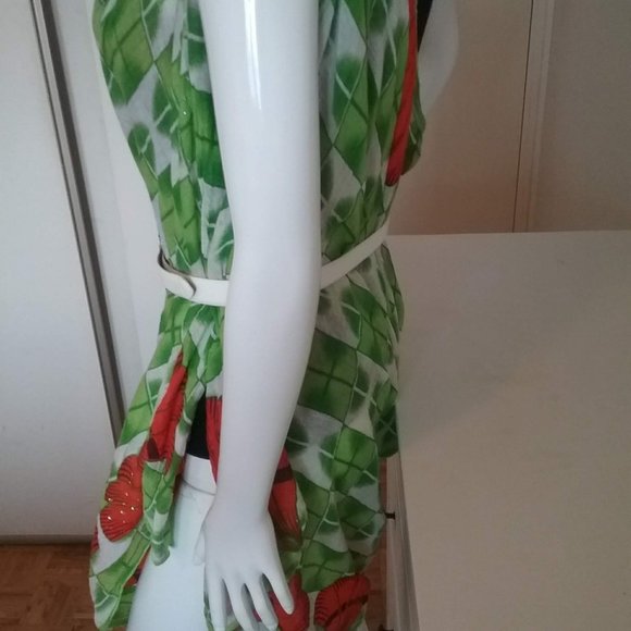 Green and White Beach Wrap - Picture 5 of 10